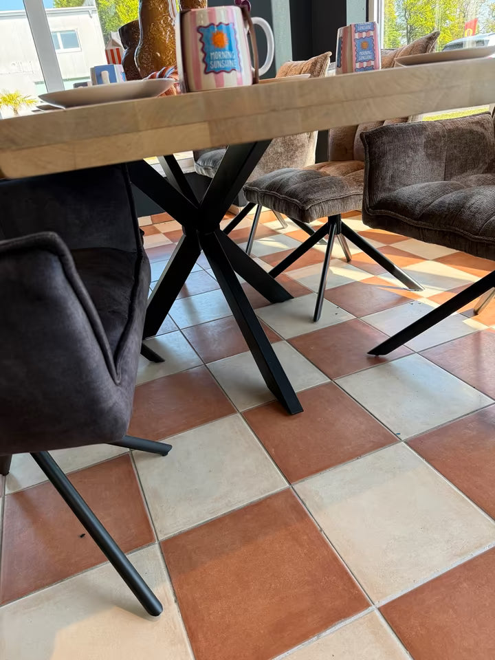 Esstisch ALICANTE aus massivem Mango-Holz mit Baumkante