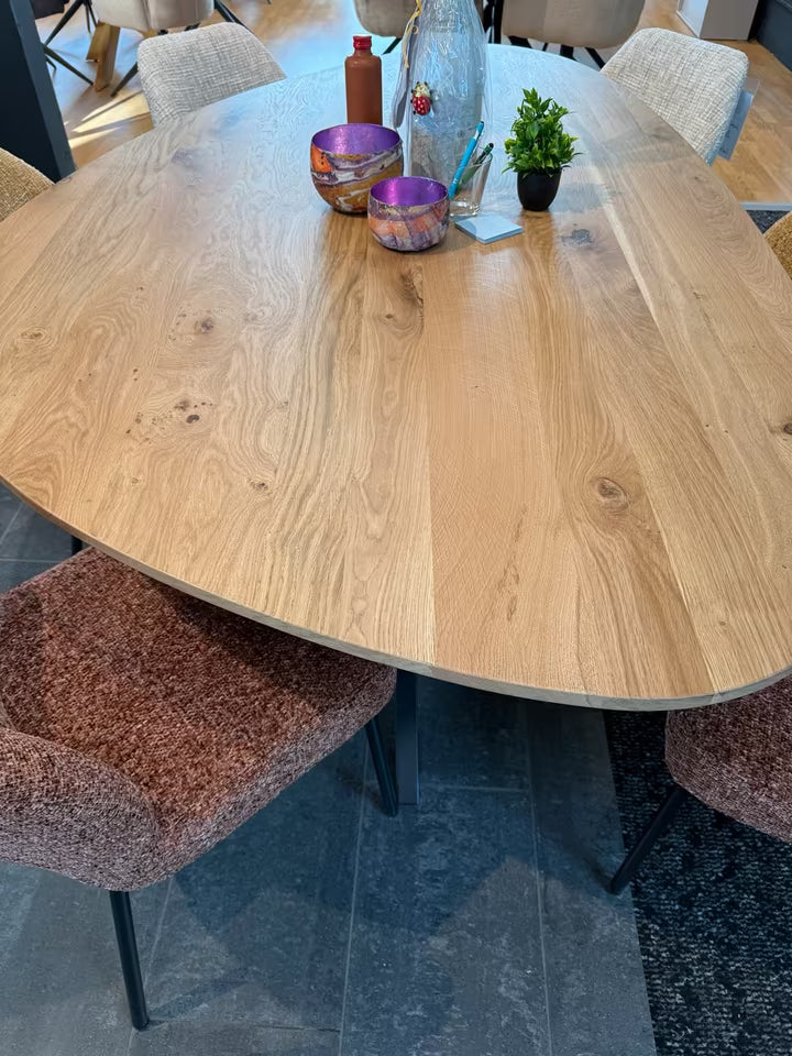 Esstisch PISA 200cm - Organischer Eichenholztisch mit Schweizer-Kante