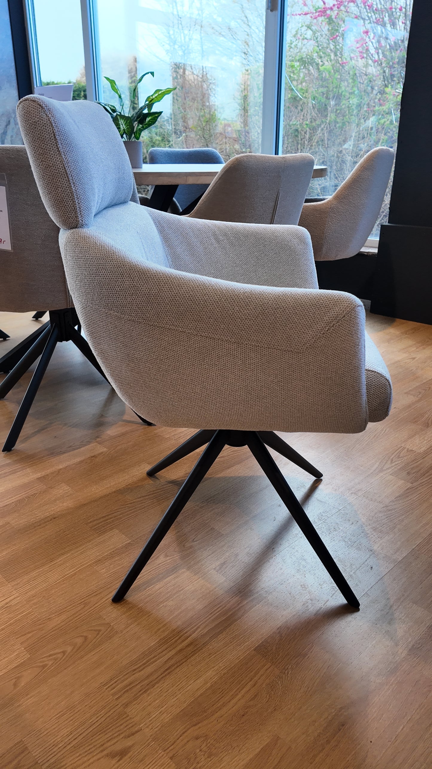Stuhl NERANO mit 360-Grad-Drehfunktion