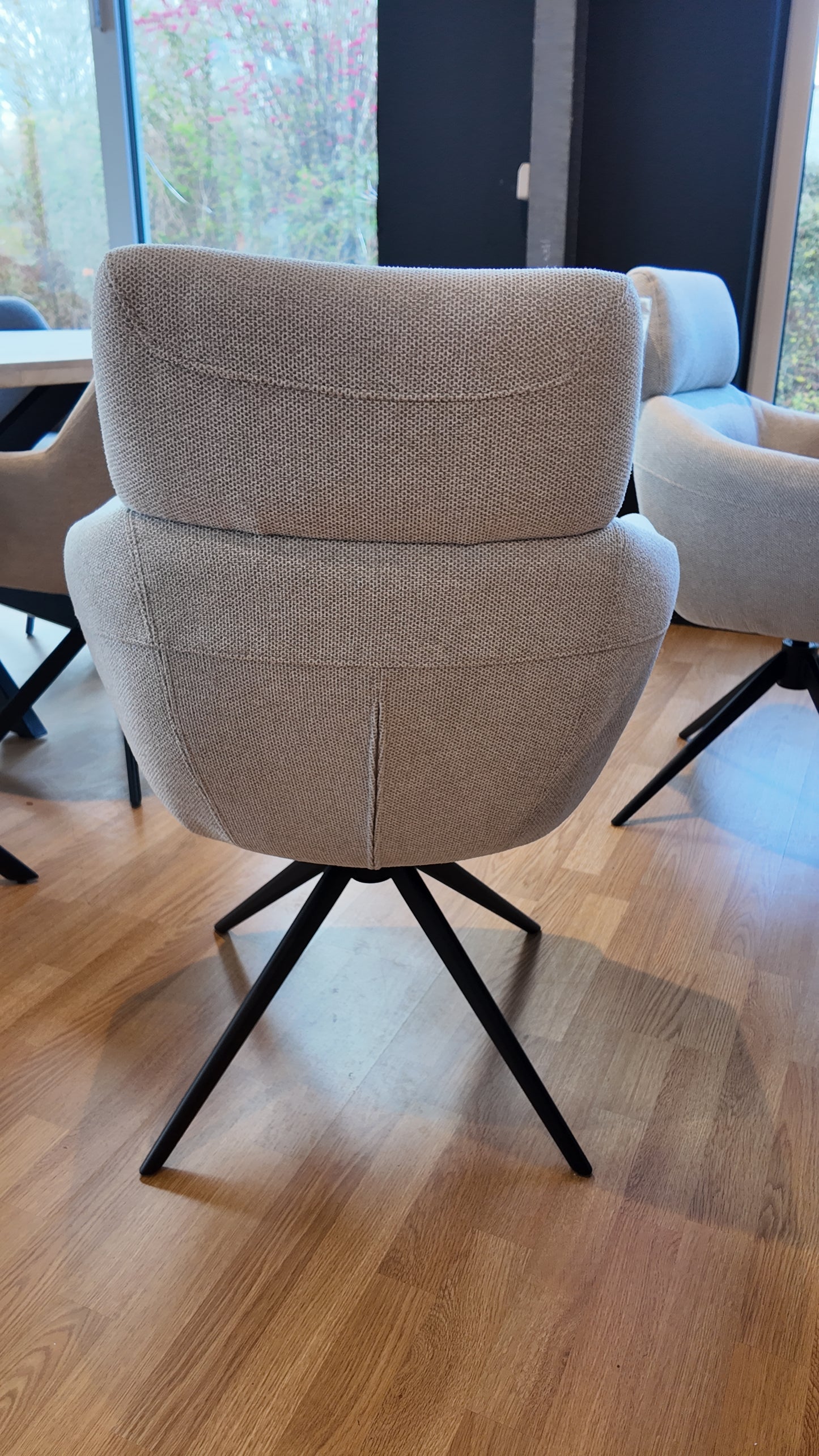 Stuhl NERANO mit 360-Grad-Drehfunktion
