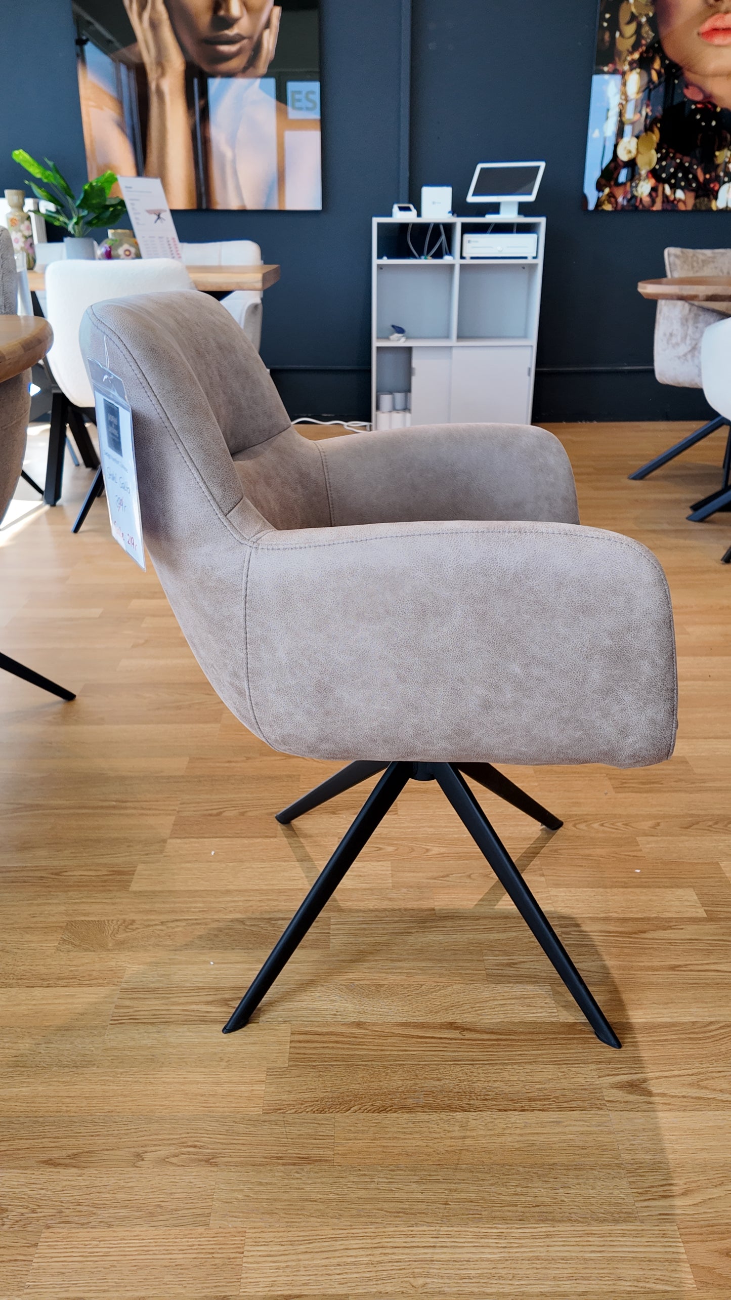 Stuhl SALTE mit 360-Grad-Drehfunktion