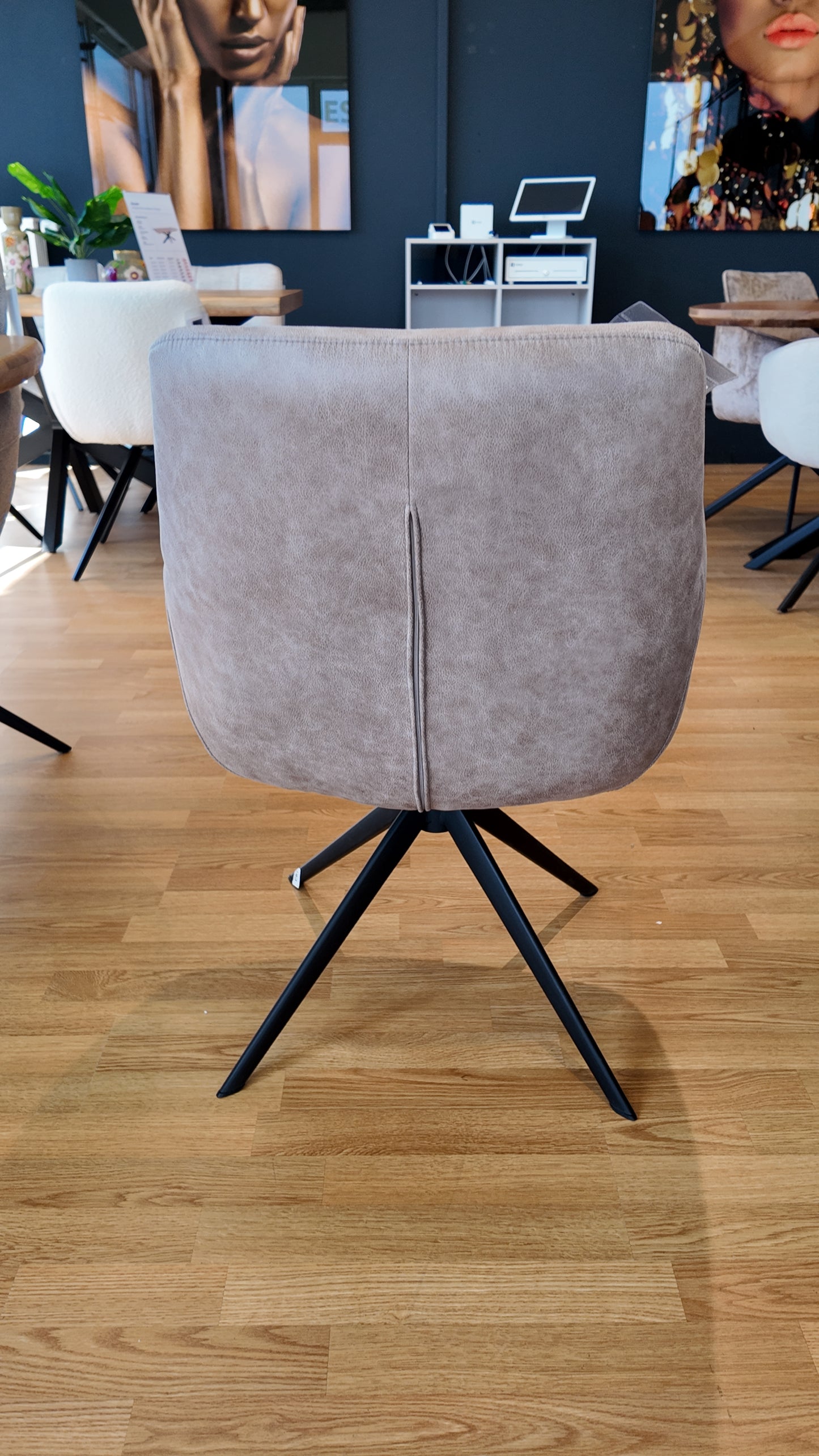 Stuhl SALTE mit 360-Grad-Drehfunktion